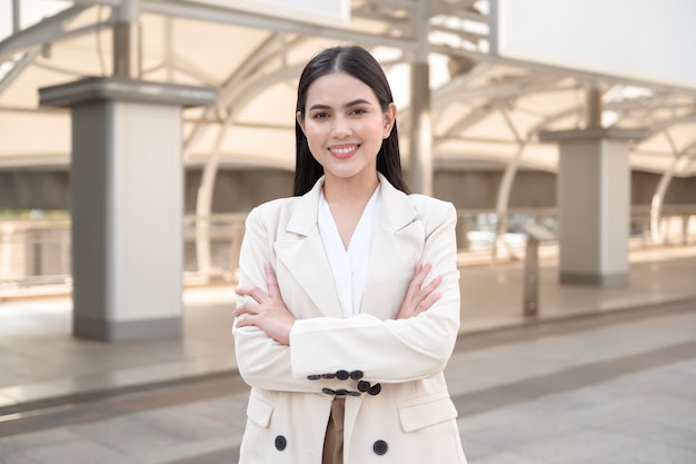 Portrait de jeune belle femme d'affaires dans la ville moderne