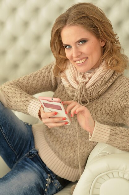 Portrait de jeune belle femme à l'aide de smartphone