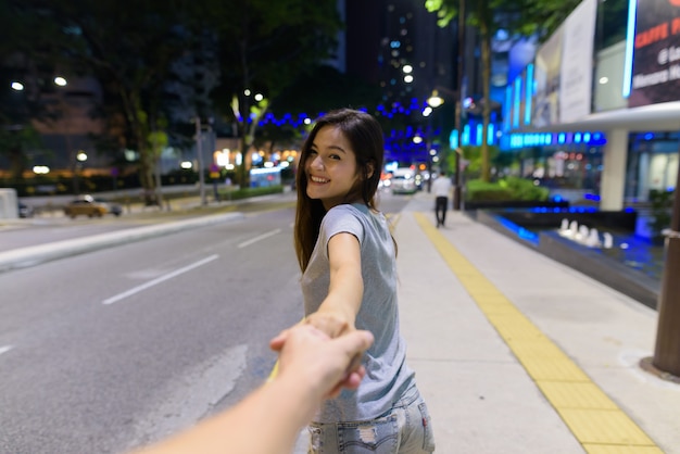 Portrait de jeune belle femme asiatique errant dans les rues de la ville la nuit à Kuala Lumpur, Malaisie