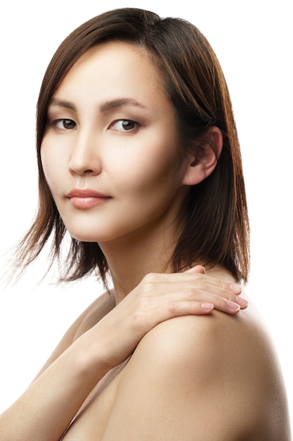 Portrait de jeune et belle femme asiatique sur mur blanc