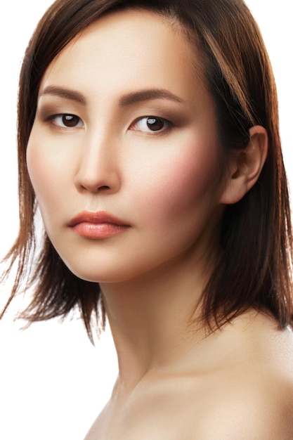 Portrait de jeune et belle femme asiatique avec une peau lisse sur fond blanc