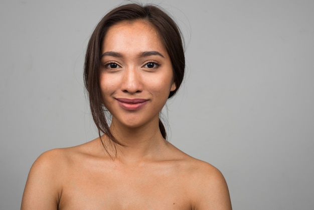 Portrait de jeune belle femme asiatique torse nu