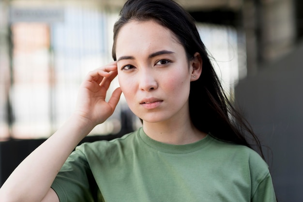 Portrait de jeune belle femme asiatique