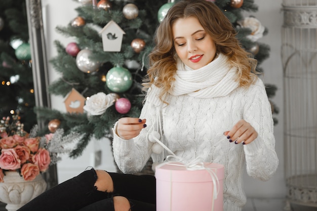 portrait de jeune belle femme avec une boîte-cadeau