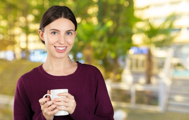 Portrait de jeune et belle femme buvant du café