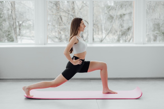 Portrait de jeune belle femme coréenne asiatique échauffement position de yoga d'entraînement d'exercice à la maison