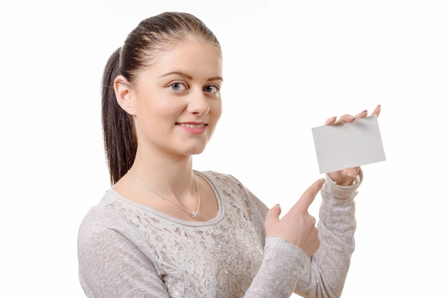 Portrait de jeune belle femme heureuse avec une carte blanche vierge