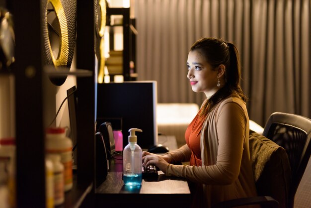 Portrait de jeune belle femme indienne travaillant à domicile tard dans la nuit