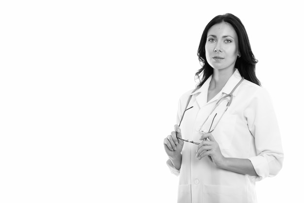 Portrait de jeune belle femme médecin isolé sur blanc en noir et blanc