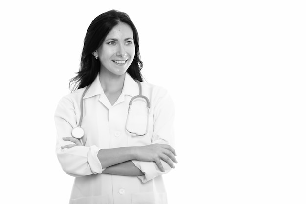 Portrait de jeune belle femme médecin isolé sur blanc en noir et blanc