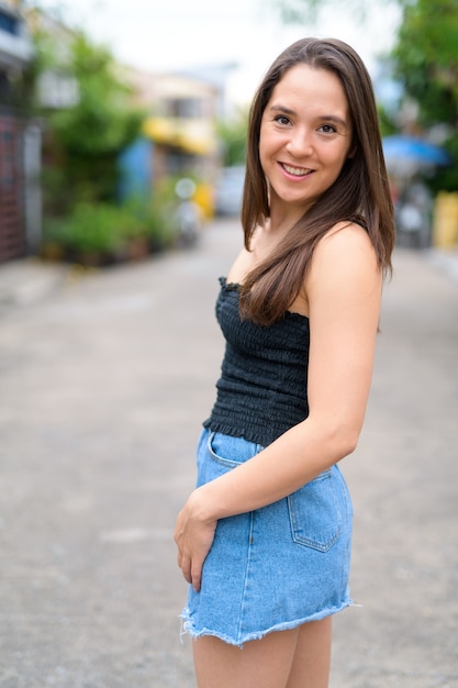 Portrait de jeune belle femme multiethnique portant une chemise sans manches dans la rue