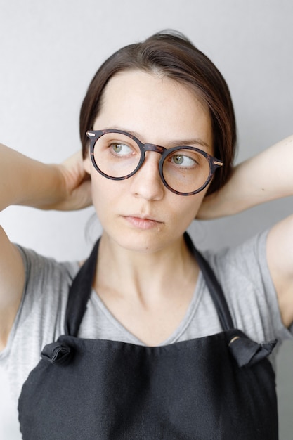 Portrait d'une jeune et belle femme de race blanche aux cheveux noirs et lunettes