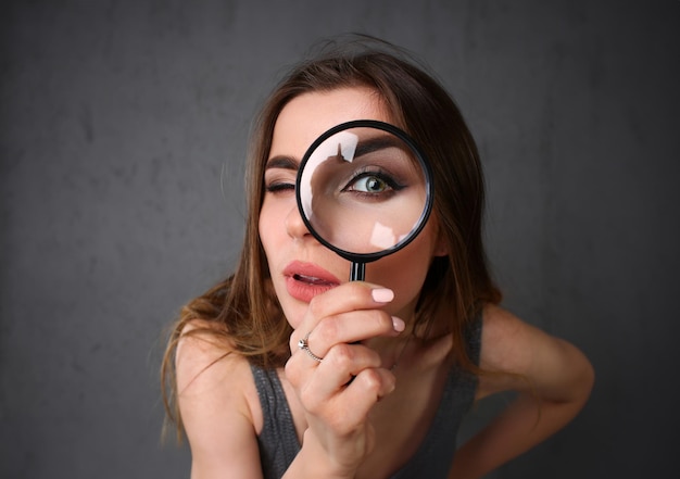 Le portrait de jeune belle femme ressemble à une lentille douloureuse