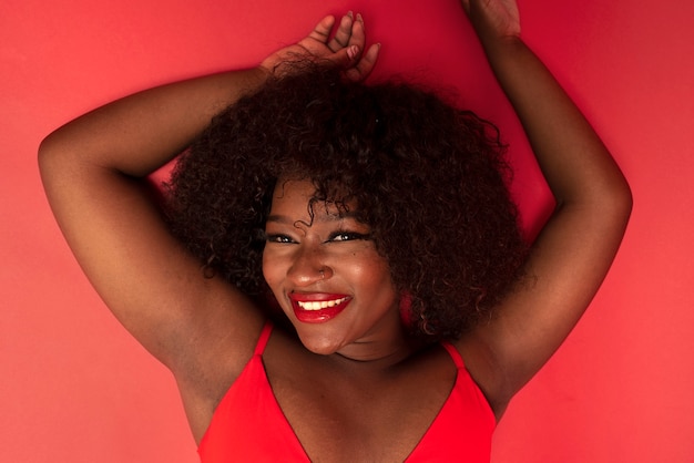 portrait, de, jeune, belle femme, à, robe rouge