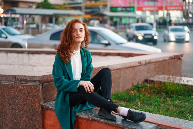 Portrait jeune belle femme rousse à la mode avec des taches de rousseur long bouclé