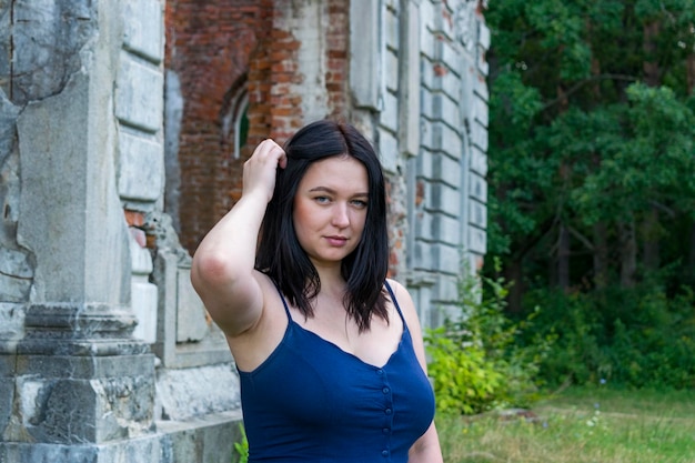 Portrait jeune belle femme avec ruine antique