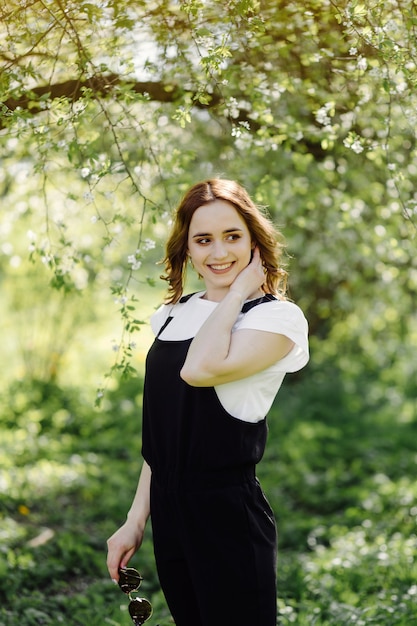 Portrait de jeune belle femme séduisante au parc vert d'été