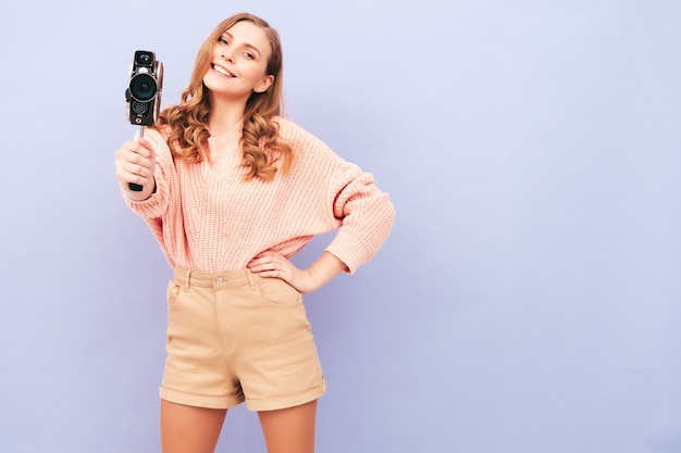 Portrait de jeune belle femme souriante dans des vêtements d'été à la mode