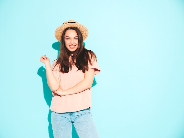 Portrait de jeune belle femme souriante dans des vêtements hipster d'été à la mode