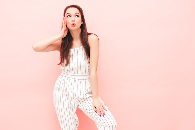 Portrait de jeune belle femme souriante dans des vêtements hipster d'été à la mode