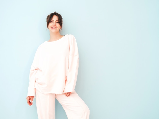 Portrait de jeune belle femme souriante dans des vêtements roses d'été à la mode