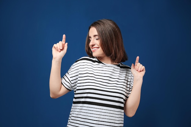 Portrait de jeune belle femme souriante sur fond de couleur