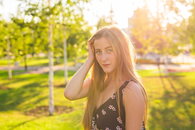 Portrait De Jeune Belle Femme Souriante. Portrait en gros plan d'un jeune mannequin frais et beau posant en plein air