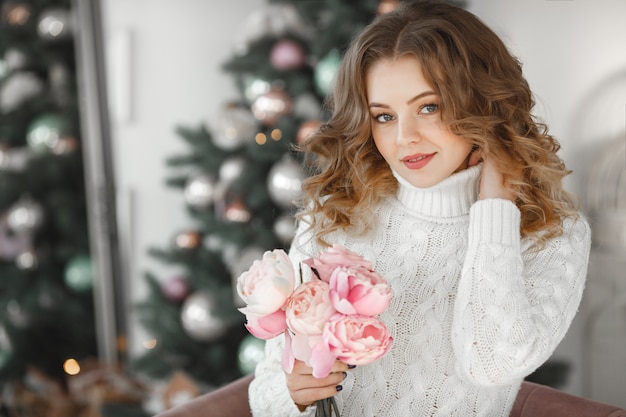 portrait, de, jeune, belle femme, tenue, a, bouquet