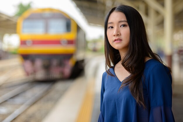 Portrait de jeune belle femme touristique asiatique à la gare de Hua Lamphong à Bangkok