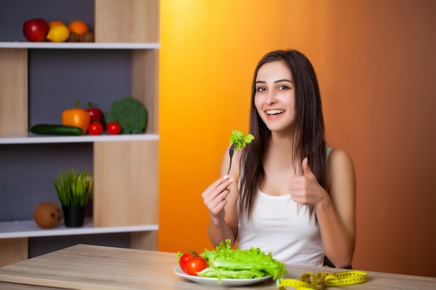 Portrait de jeune belle fille adhérant au régime alimentaire.