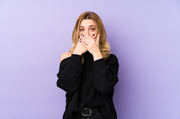 Portrait d'une jeune belle fille couvrant la bouche