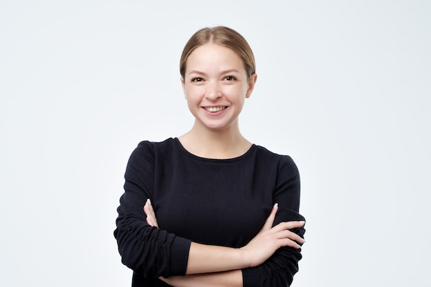 Portrait de jeune belle fille gaie mignonne souriant regardant la caméra