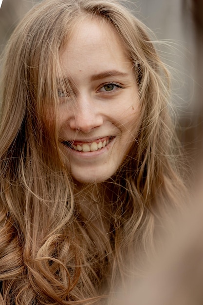 Portrait de jeune belle fille heureuse en plein air