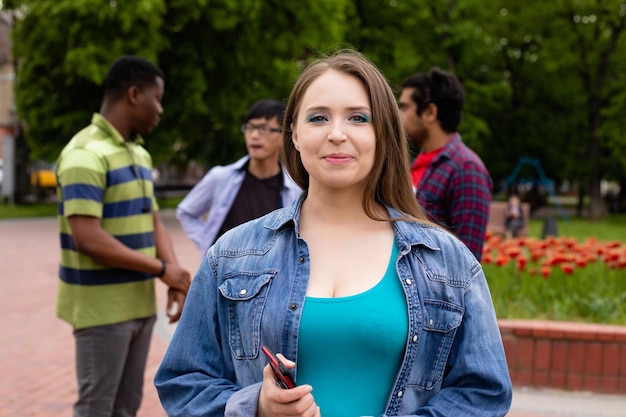 Portrait de jeune belle fille souriante à l'extérieur