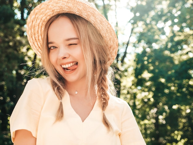 Portrait de jeune belle fille souriante de hipster en robe d'été à la mode