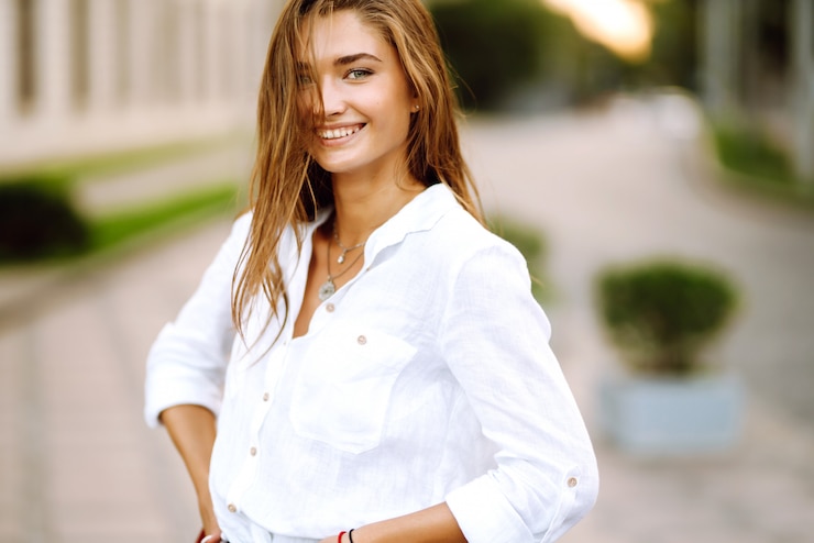 Photo portrait de jeune belle fille souriante