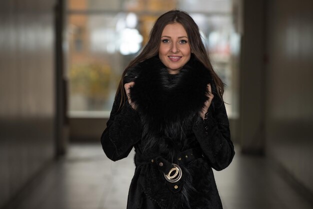 Portrait De Jeune Et Belle Mannequin Dans Le Centre Commercial Maquillage Professionnel Et Coiffure