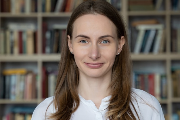 Portrait, de, jeune, bibliothécaire, femme, sourire, dans, bibliothèque bibliothèque