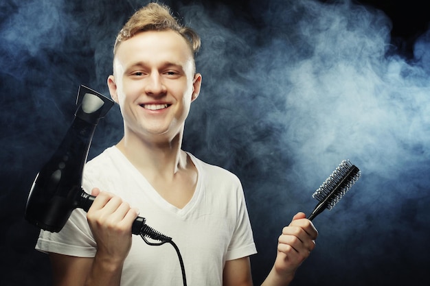 Portrait de jeune coiffeur t regardant la caméra