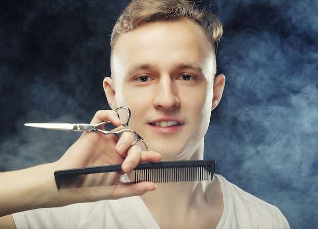 Portrait de jeune coiffeur