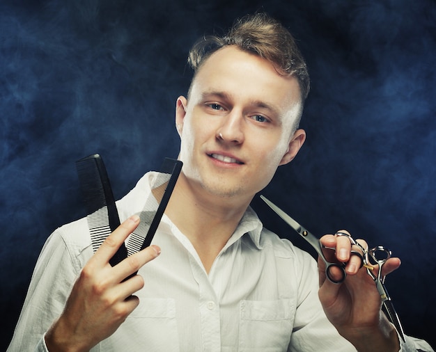 portrait de jeune coiffeur