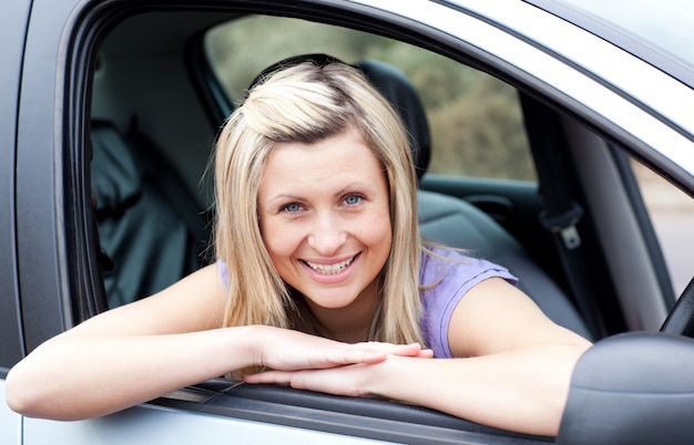 Portrait d&#39;une jeune conductrice heureuse