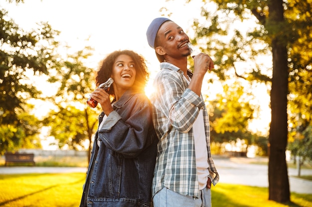 Portrait d'un jeune couple africain joyeux