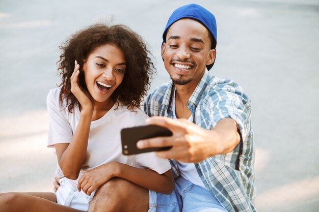 Photo portrait d'un jeune couple africain joyeux