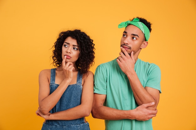 Photo portrait d'un jeune couple africain songeur