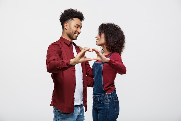 Portrait d&#39;un jeune couple africain souriant