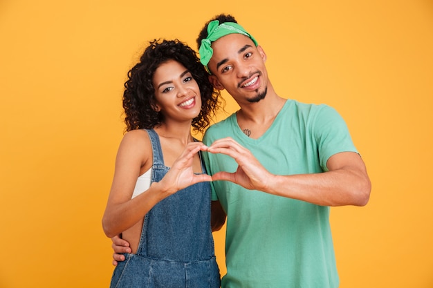 Portrait d'un jeune couple africain souriant