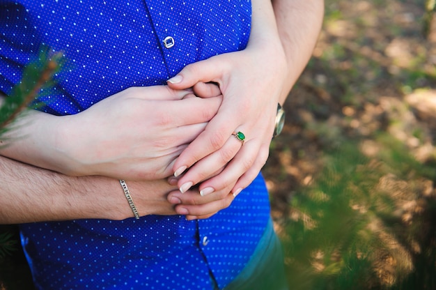 Portrait de jeune couple amoureux dans un parc