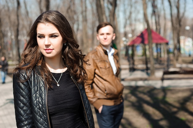 Portrait de jeune couple amoureux dans un parc.