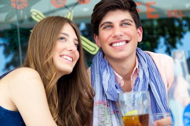 Portrait De Jeune Couple Amoureux Dans La Rue